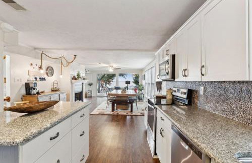 Lone Star Lake Cottage-NEW Trex Deck, boat dock - Foto 26