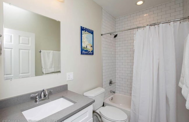 New Modern Comfort in Wrigleyville w Parking - Foto 7