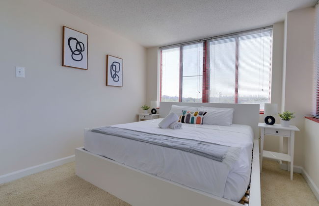 Gorgeous Apt with Rooftop City View - Photo 12