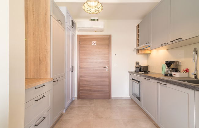 Luxurious Suites Elegance - Photo 22