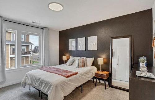 Modern and Bright Townhome with Game Room in S Salem - Foto 8