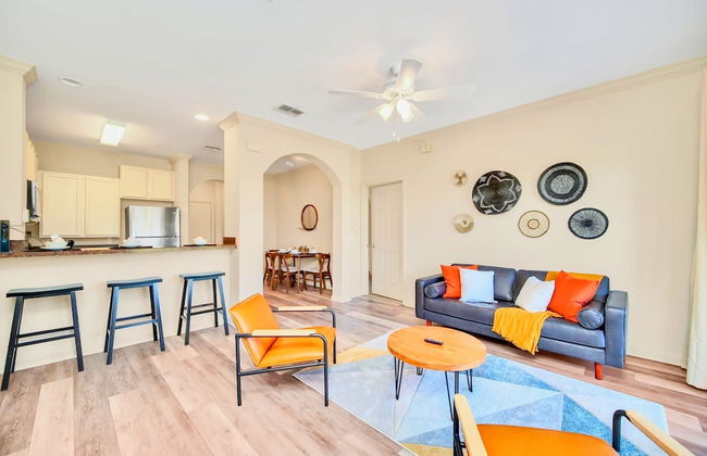 Modern 2BR Condo - With Pool Hot Tub - Photo 6