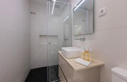 Modern 2BR Apt with Patio & AC - 0E - Foto 28