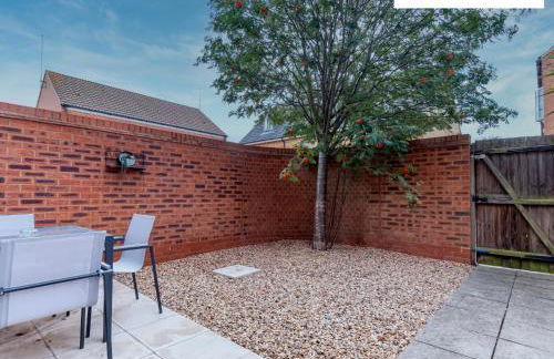 LONG STAYS 30pct OFF - Comfy 3 Bed House near City Centre - PS4 - PARKING By Klarok Short Lets & Serviced Accommodation - Photo 22