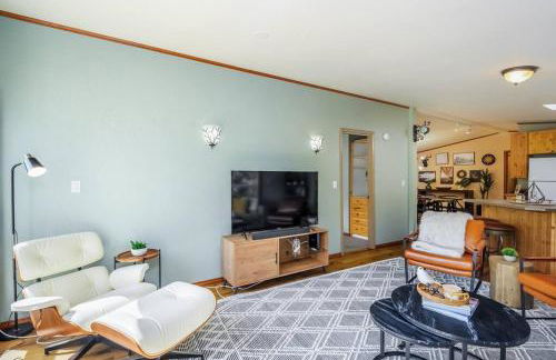 Riverfront Paradise w/ Hot Tub--Little River House - Foto 12