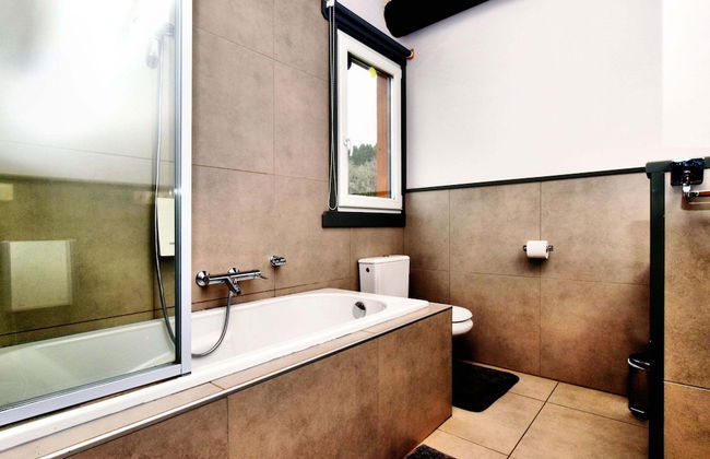 Beautiful Villa with Heated Outdoor Pool, Sauna, Hot Tub in Forest - Photo 20