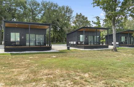 Tranquil Tiny Home Resort with Heated Pool & Goats near Houston, Hempstead Texas - Foto 31