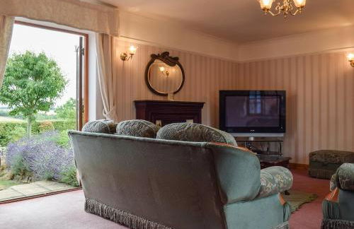 Glossoms Lodge - Photo 3