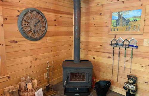 Romantic Chalet w/ Hot Tub close to Roan Mountain - Foto 28