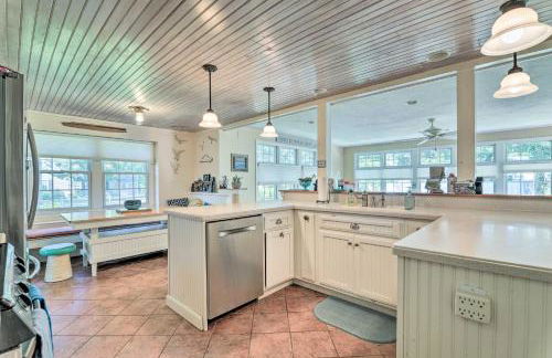 Cape Cod Cottage with Deck, Grill, and Games! - Foto 10