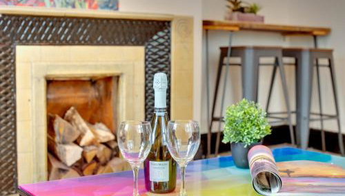 Newcastle CITY APT5,FREE STREET PARKING,4 BEDROOM HOUSE WITH 2 FULL BATHROOM AND KITCHEN,ALL ROOMS WITH TVs,7 BEDS,NETFLIX - Foto 4