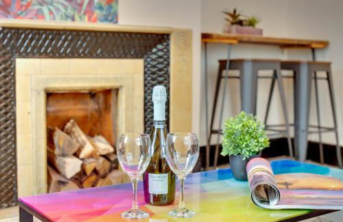 Newcastle CITY APT5,FREE STREET PARKING,4 BEDROOM HOUSE WITH 2 FULL BATHROOM AND KITCHEN,ALL ROOMS WITH TVs,7 BEDS,NETFLIX - Photo 4