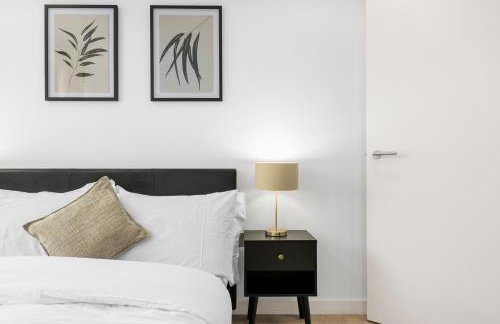 Panoramic City Views Elegant 2BR, 2 Min to Metro - Foto 16