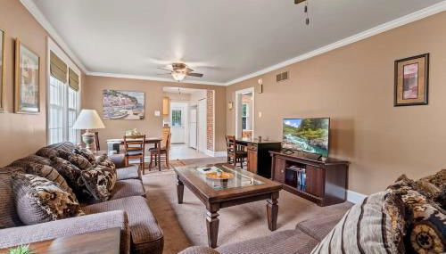 Stay At Our Tasteful, Private, & Elegant Abode - Foto 2