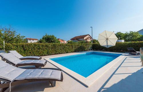 Villa Petra s bazenom, roštiljem i parkingom - Foto 7