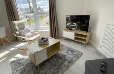 Modern 2-bedroom apartment, free parking for 2, walking distance to town centre - Foto 1