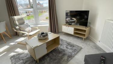 Modern 2-bedroom apartment, free parking for 2, walking distance to town centre - Foto 1