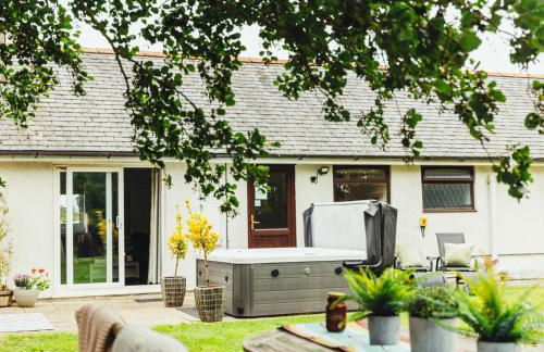 Birchwood Cottage with hot tub - Foto 1
