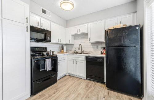 Upscale 1BR with Pool, Gym, and Modern Touches - Foto 10