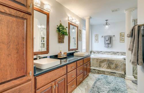 Riverfront Retreat with Fire Pit and Deck - Foto 16