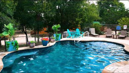 Log Cabin Rentals near San Antonio, Texas, Perfect for Weekend Glamping near Austin - Foto 3