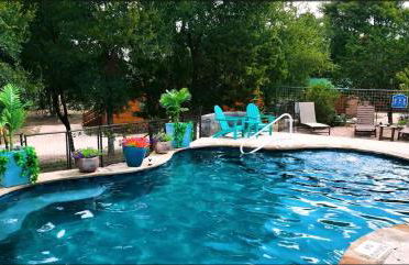 Texas State Glamping Getaways to Nature in this Cute Log Cabin near Austin - Foto 2