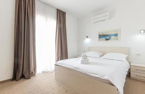 Gorgeous Home In Mravince With Sauna - Photo 6