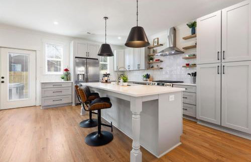 Bancroft Bungalow - Hot Tub, Fire Pit - Near Uptown - Foto 31