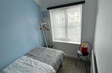 Lovely 4 bed house with patio & bbq - Photo 15