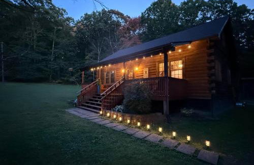 Log Cabin with Hot Tub, Game Room-10 min to NRG - Foto 1