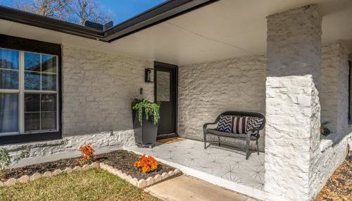 Relaxed Luxury Pet Friendly Home with Pool and Backyard Lounge in San Antonio, TX - Foto 2