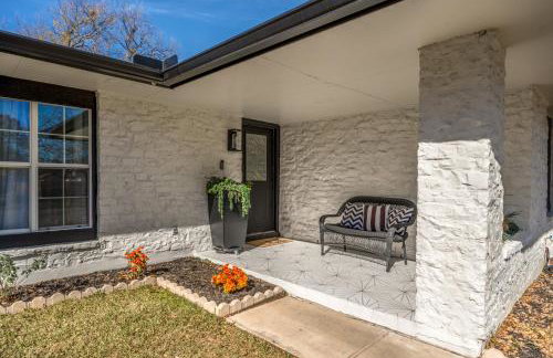 Relaxed Luxury Pet Friendly Home with Pool and Backyard Lounge in San Antonio, TX - Foto 2