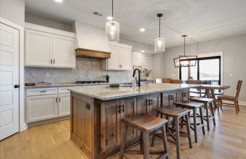 Accessible Lakeside Luxury at the 45mm w/ Private Dock, Sunset Views & More - Foto 18