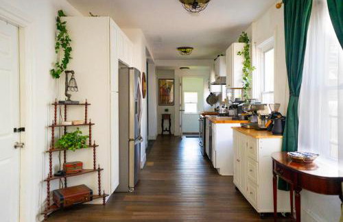 Walk Everywhere | 2-Bedroom House w/ Backyard - Foto 5