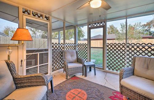 Home with Screened Porch about 10 Miles to Dtwn OKC! - Foto 2
