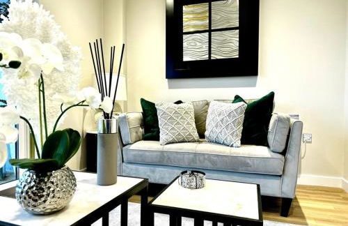 Exclusive Marina View Apartment Free Parking - Photo 8