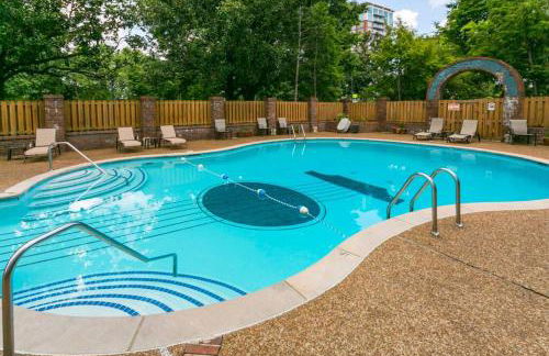 Music Row Retreat with Pool and Free Parking, Walk to Bars! - Foto 40