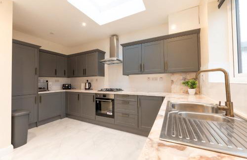 Spacious 4BR Home Walk to Station Parking - Pass the Keys - Foto 12