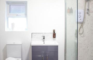 6 BR 3 Bath Spacious Tudor House & Free Parking - Foto 12