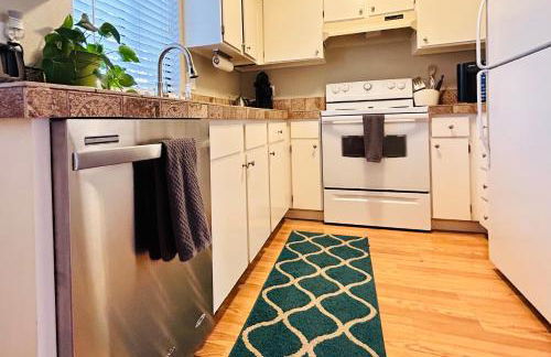 Luxe on Penn Family Friendly, Toddler amenities, baby proof with baby gate, toys, bath toys, cups and plates, Separate Workstation with Desk and Monitor, located in desirable SE Boise next to the Greenbelt and Boise River - Foto 8