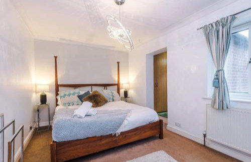 4 Bed House - Sleeps 8 - Free Parking - Manchester - Foto 3