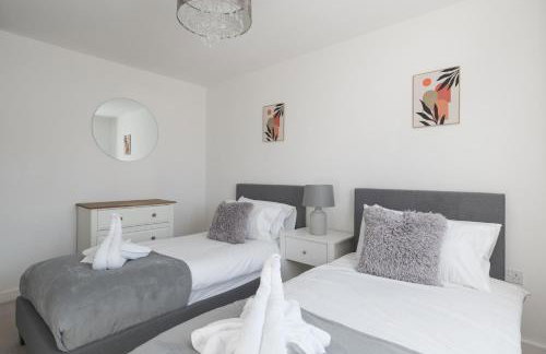 Comfortable 2-Bed Home with Parking & Fast Wi-Fi! - Photo 25