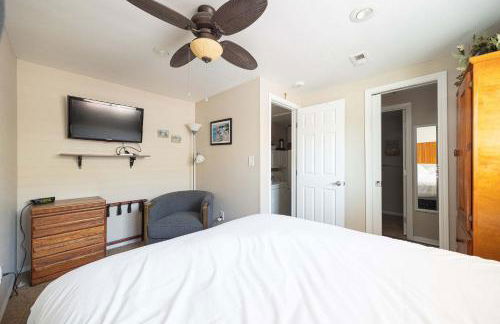 Walk to the Beach Private Backyard and Fire Pit - Foto 60