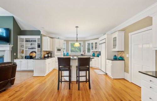 Elegant 5BR Retreat Pool & Yard - Foto 18