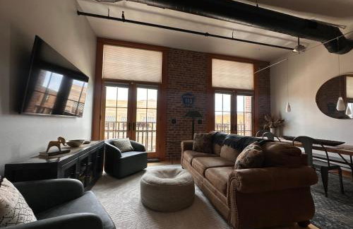 Stylish Main St Loft with Balconies and Garage - Foto 3