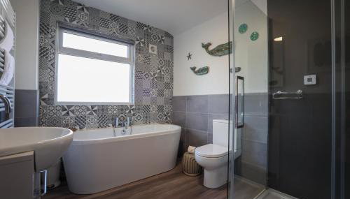 Vibrant 2 Bed, 2 Bath Home, Just Minutes to Town! - Foto 5, Shower