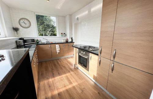 A Spacious Flat with Character - Private Car Space - Foto 37