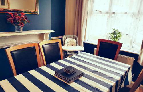 Family Friendly I Pets Welcome I Short Walk to Railway Station I 10min Drive to Safari Park - Foto 10