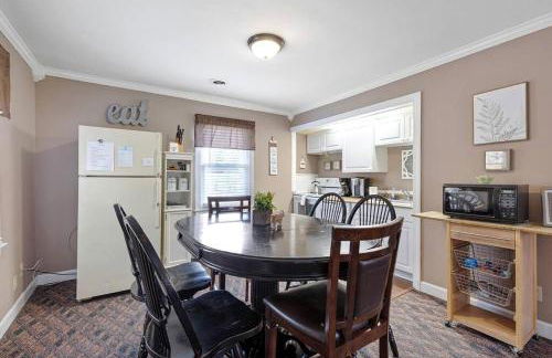 Peaceful Historic Villa with Hot Tub & Pool near Downtown Nashville, Tennessee - Photo 33