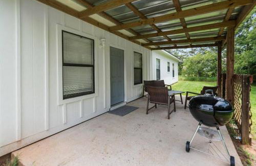 Spacious Country Living with Fishing Lake - Foto 18